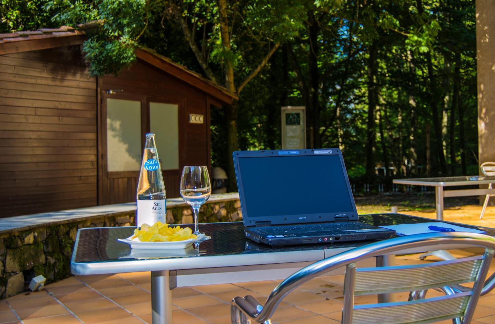 Hotel Can Blanc Olot Bagian luar foto