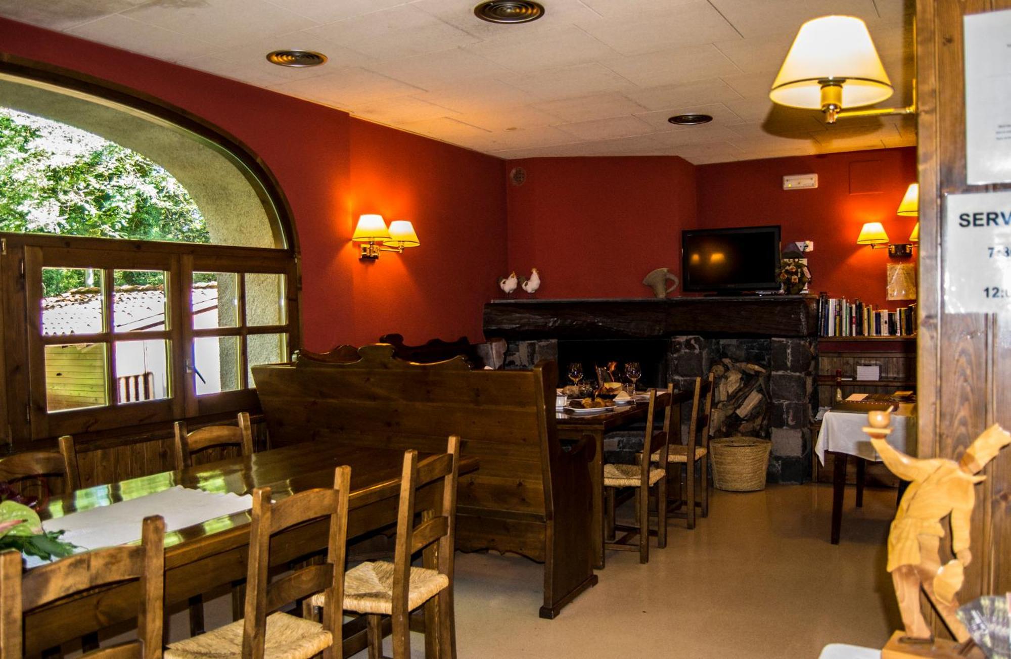 Hotel Can Blanc Olot Bagian luar foto