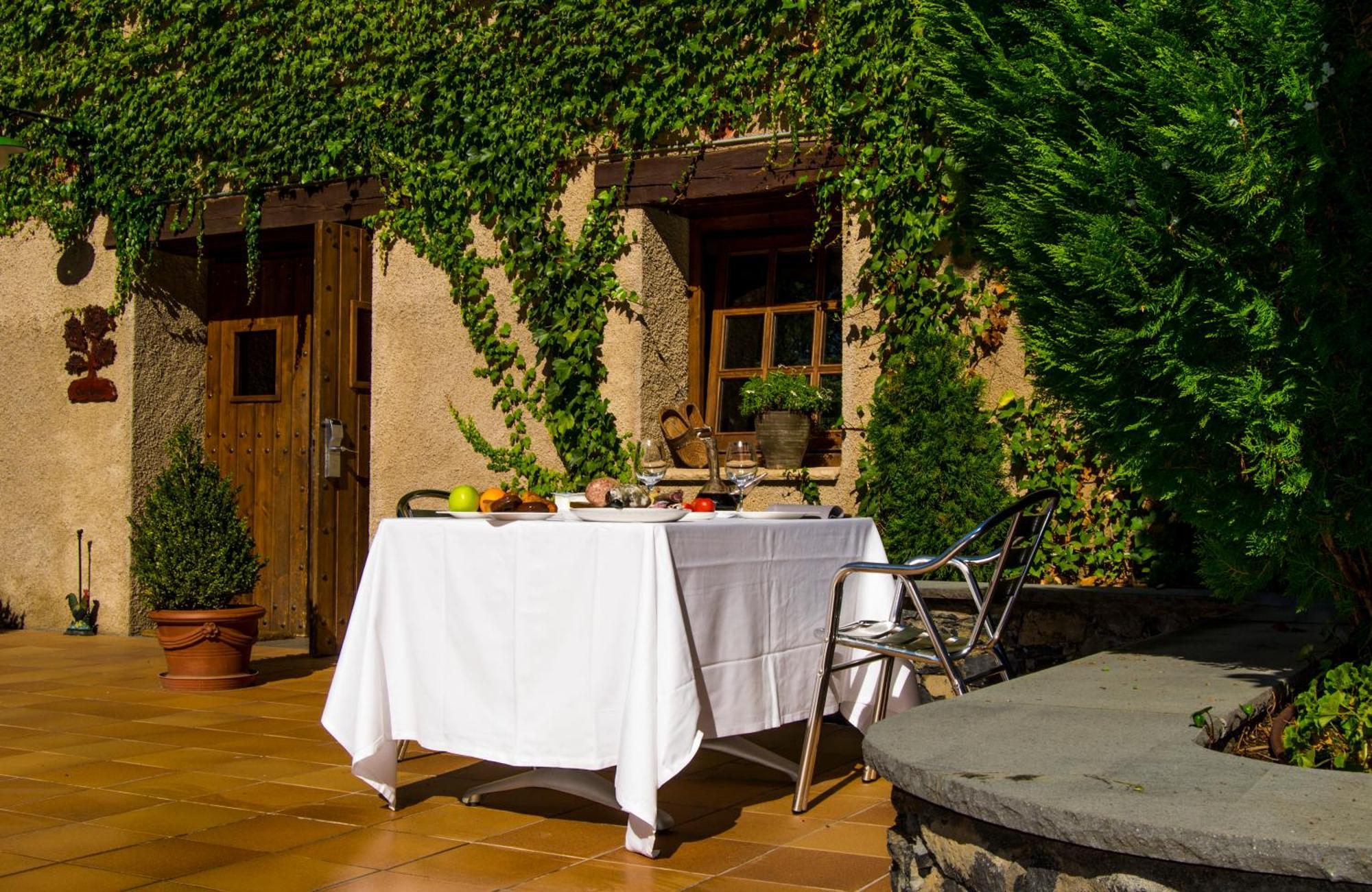 Hotel Can Blanc Olot Bagian luar foto